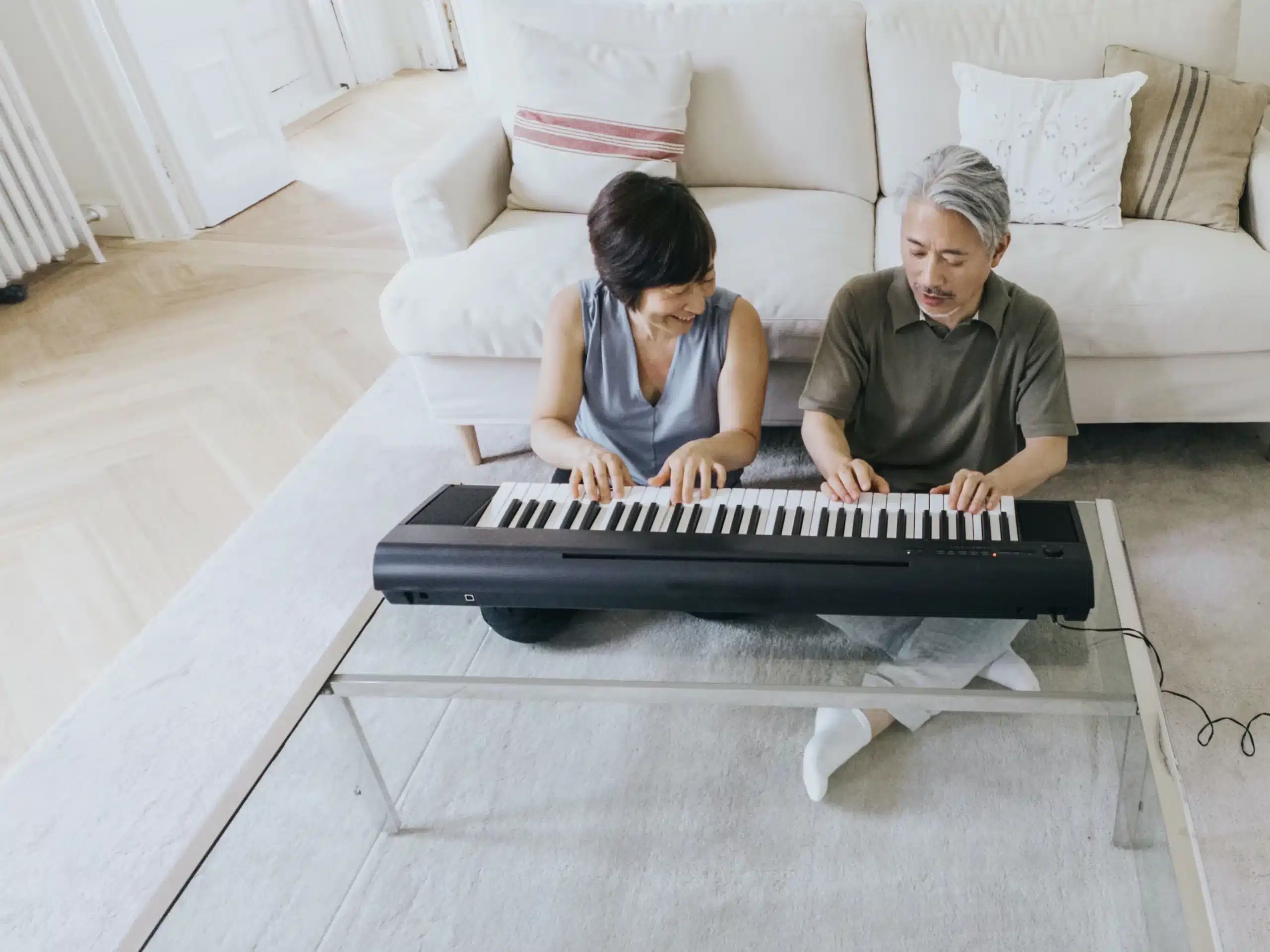 Le langage de l'amour, deux personnes âgées font du piano au sol